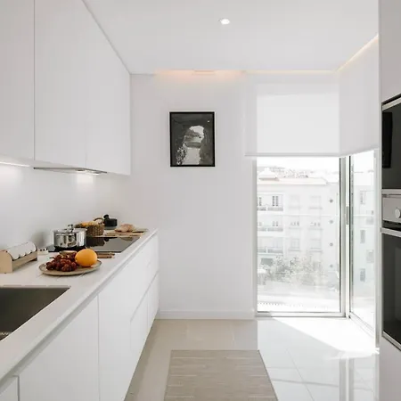 Pescaia - 2 Bedrooms And 2 Balconies In Alvalade 아파트
