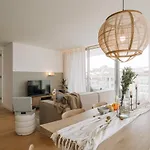 Pescaia - 2 Bedrooms And 2 Balconies In Alvalade *