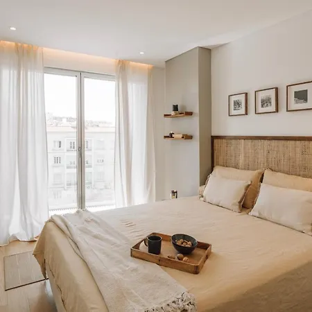 Pescaia - 2 Bedrooms And 2 Balconies In Alvalade Apartmán Lisboa